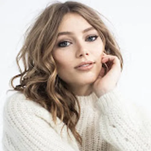 Grace Van Dien