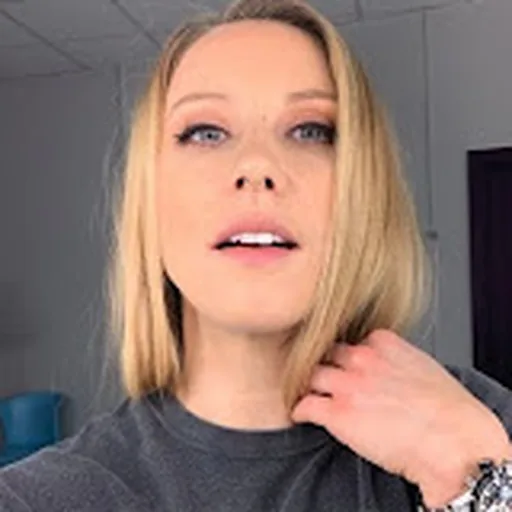 Julia Hardy