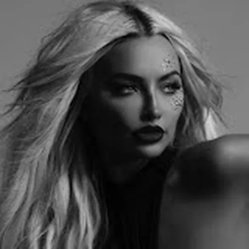 Lindsey Pelas