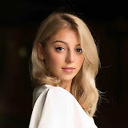Hollie Steel