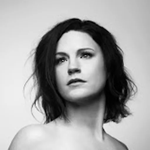Carrie Manolakos