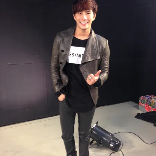 Thassapak Hsu