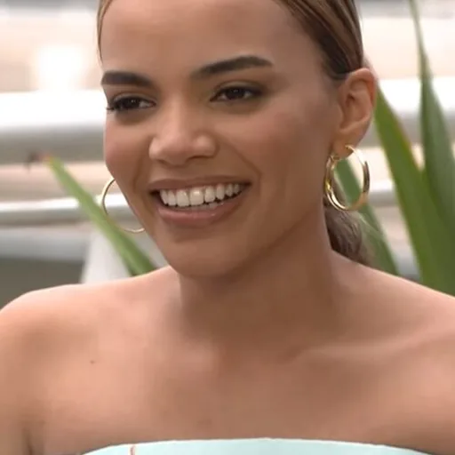 Leslie Grace